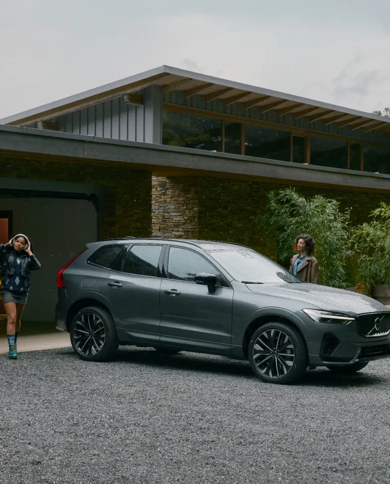 Volvo estacionado em frente a uma casa de arquitetura moderna