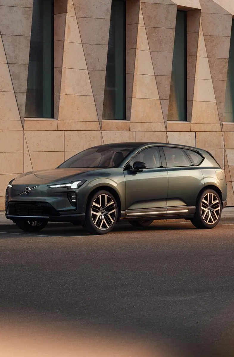 Volvo EX60 estacionado em uma rua ao entardecer