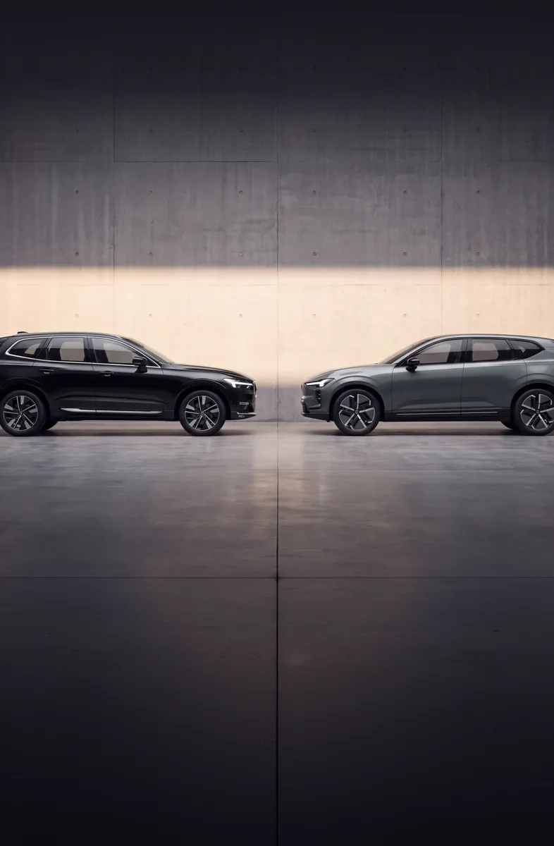 Volvo XC60 e Volvo EX60 lado a lado em um espaço de concreto
