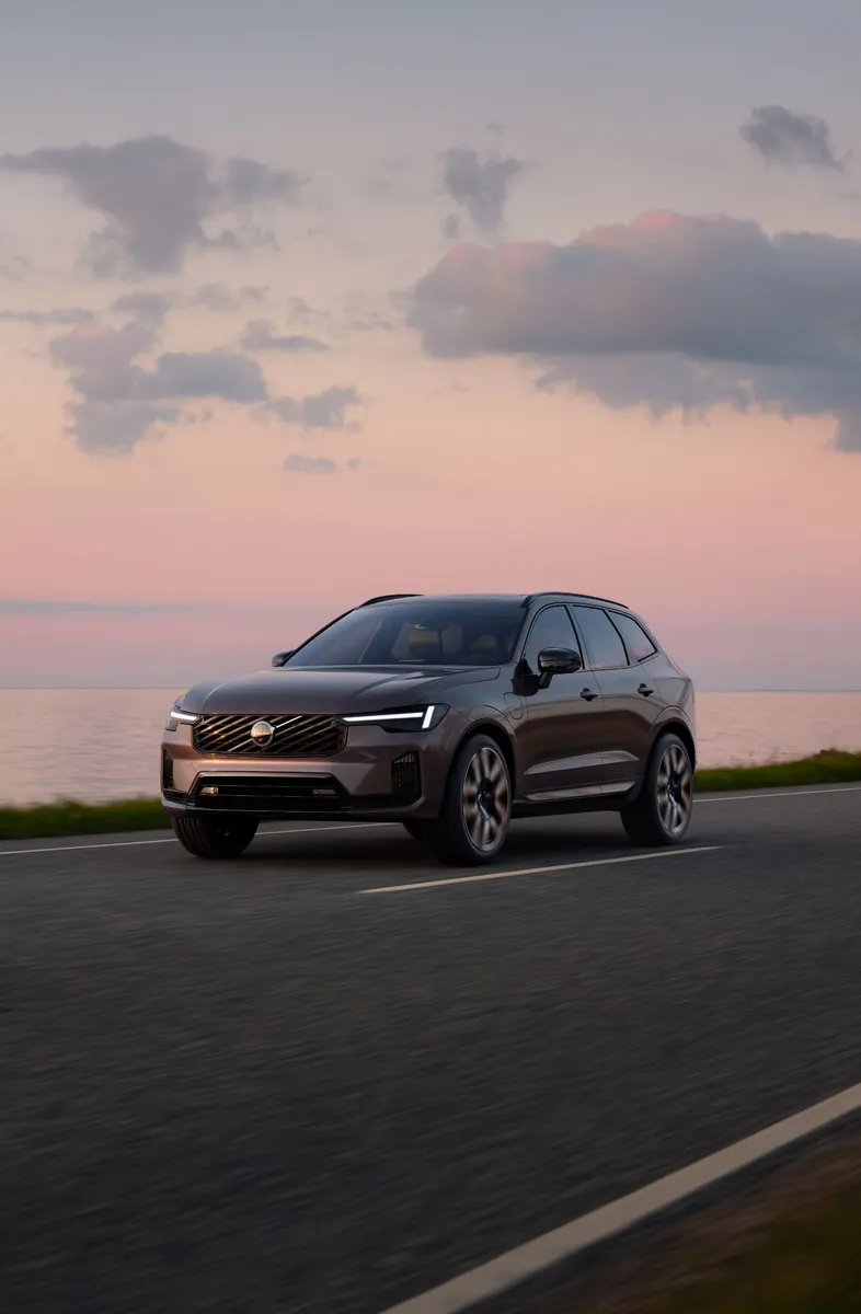 Volvo XC60 em uma estrada à beira-mar ao entardecer